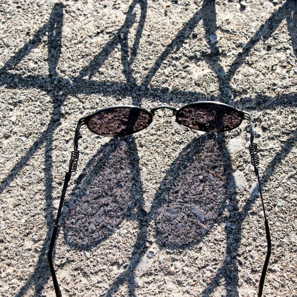 Vintage oval-shaped sunnies with sculptural details - Picture 1 of 4